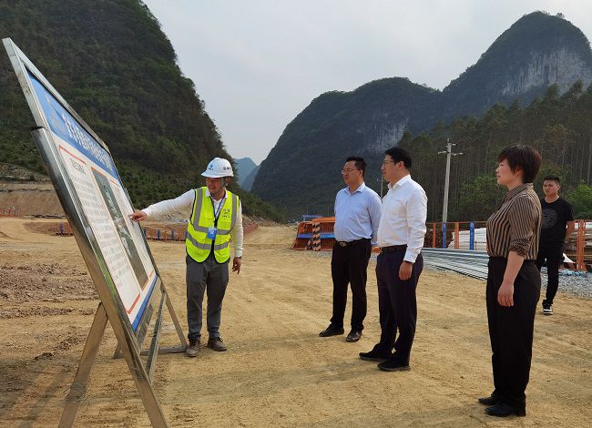 听取事情汇报。。。。。江家兵 摄（修图）.jpg