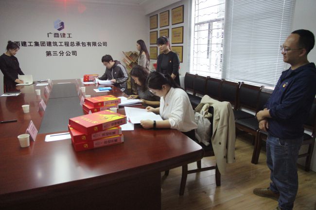 检查资料现场。。梁红玉 摄（修图）.jpg