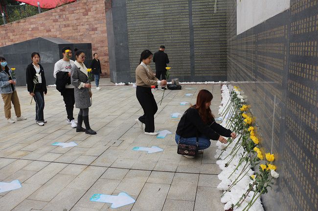 献花。。。。张钊林  摄（修图）.jpg