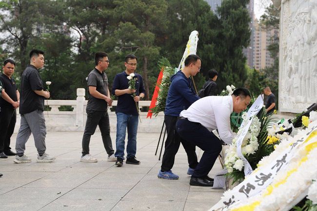 敬献白菊。。林成斌 摄（修图）.jpg