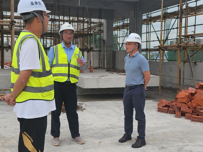 邓少新听取项目汇报。。。。。林颖翔摄（原图00）.jpg