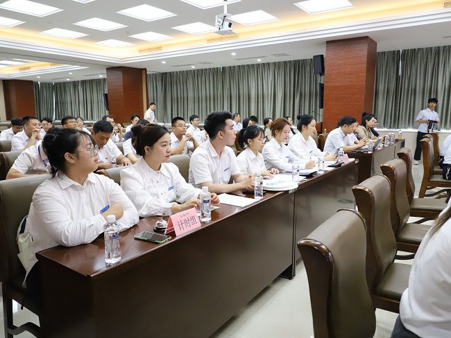 事情职员认真计时记分。。。。李立云 摄（修图）.jpg