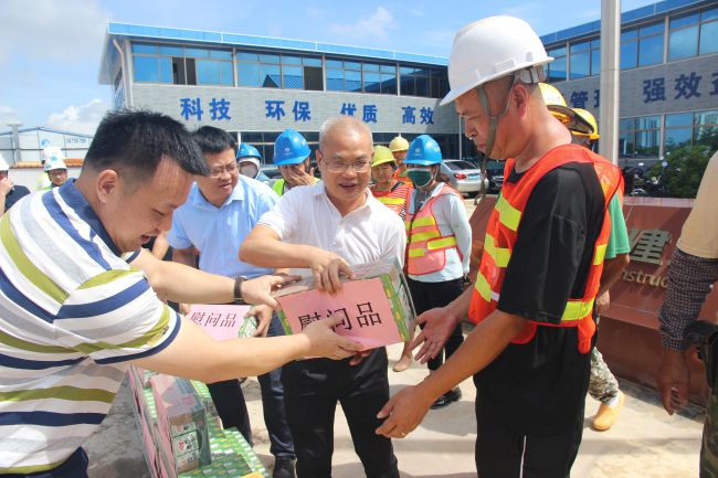 发放慰问品。。。。。梁红玉 摄（修图）.jpg