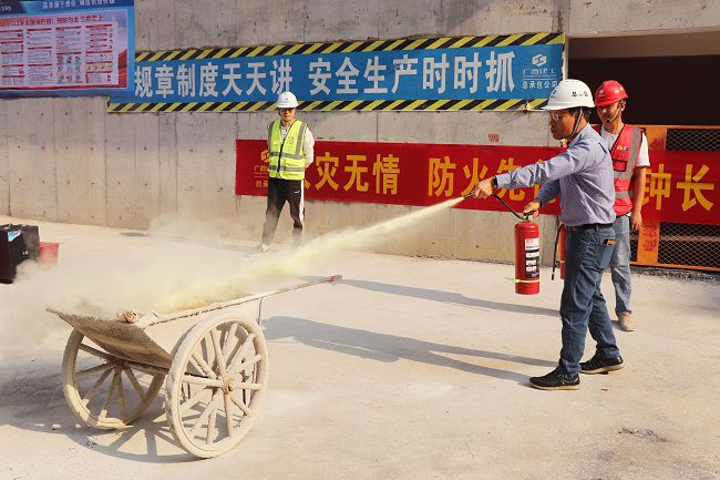 曾劲松举行灭火器材使用培训。。。。周煜川 摄（修图）.jpg