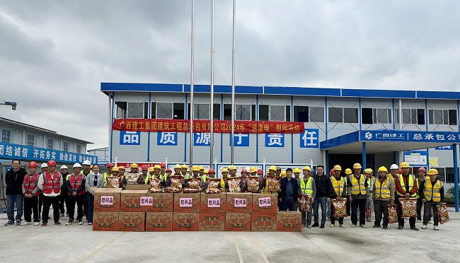 “送温暖”慰问活动合影。。。。。。韦艳雷 摄（修图）.jpg