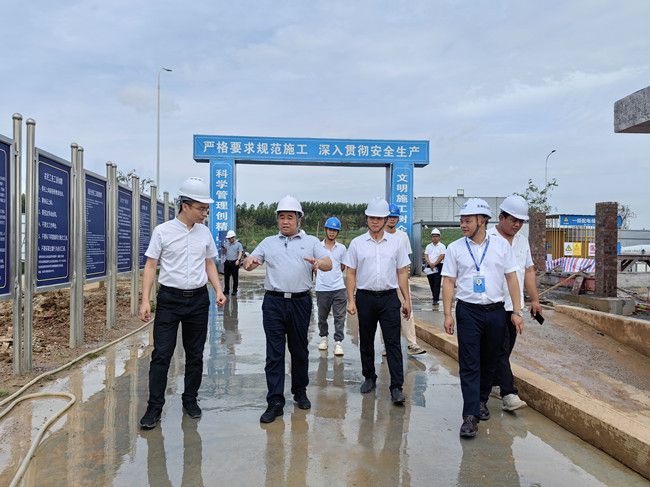 蓝海鹏在项目现场。。。唬；；撇由悖ㄐ尥迹.jpg