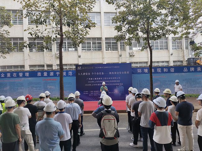 莫志元做演练发动和宣布演练最先。。；；；票ι 摄（修图）.jpg