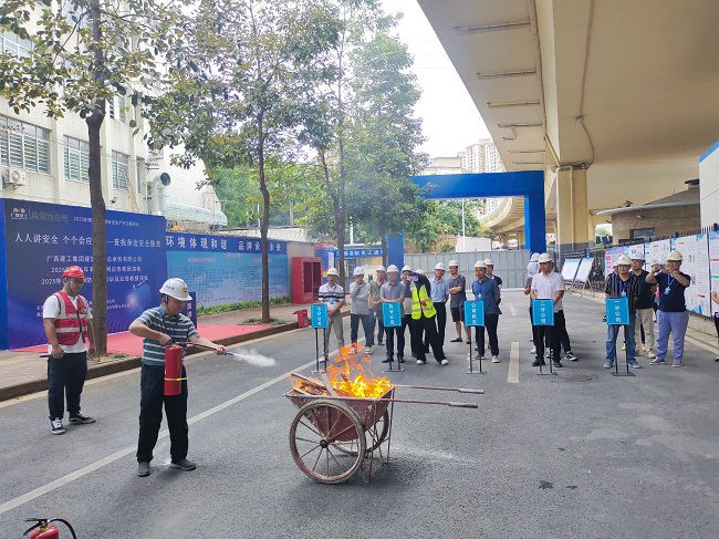 梅锦辉树模灭火器操作。。；；；票ι 摄（修图）.jpg