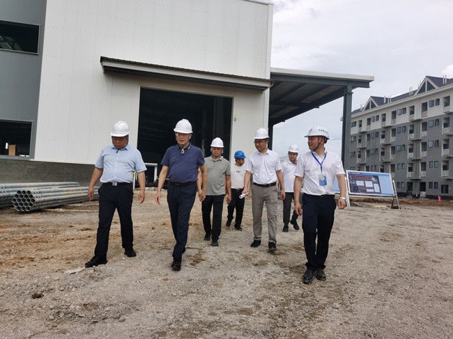 何朝建在项目现场。。。；蒲茉笊悖ㄐ尥迹.jpg